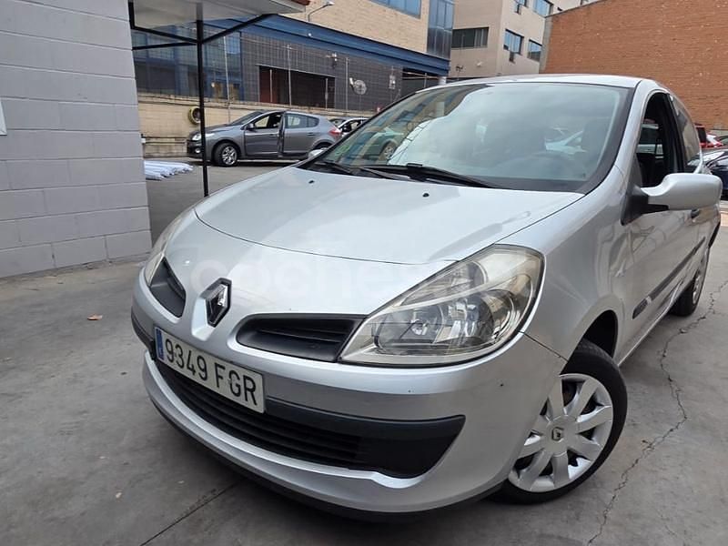 Gris / plata Usado 2006 Renault Clio II Dynamique Berlina | 3400 € (Precio justo) - Imagen 1/4