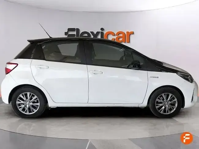 Usado Toyota Yaris Hybrid Active 100 CV (73 kW) 2019 Blanco Berlina