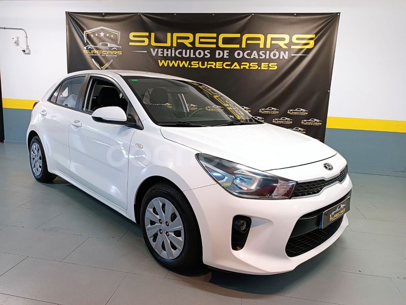 Blanco Usado 2017 Kia Rio Berlina | 8990 € (Buen precio) - Imagen 1/4