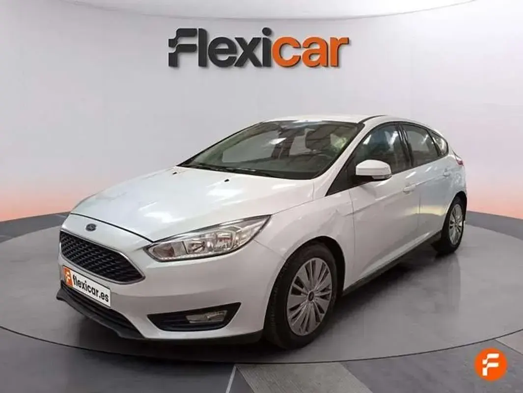 Usado Ford Focus 125 CV (91 kW) 2015 Blanco Berlina