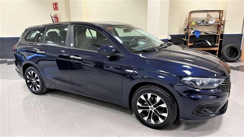 Usado Fiat Tipo Mirror 95 CV (69 kW) 2020 Azul Familiar