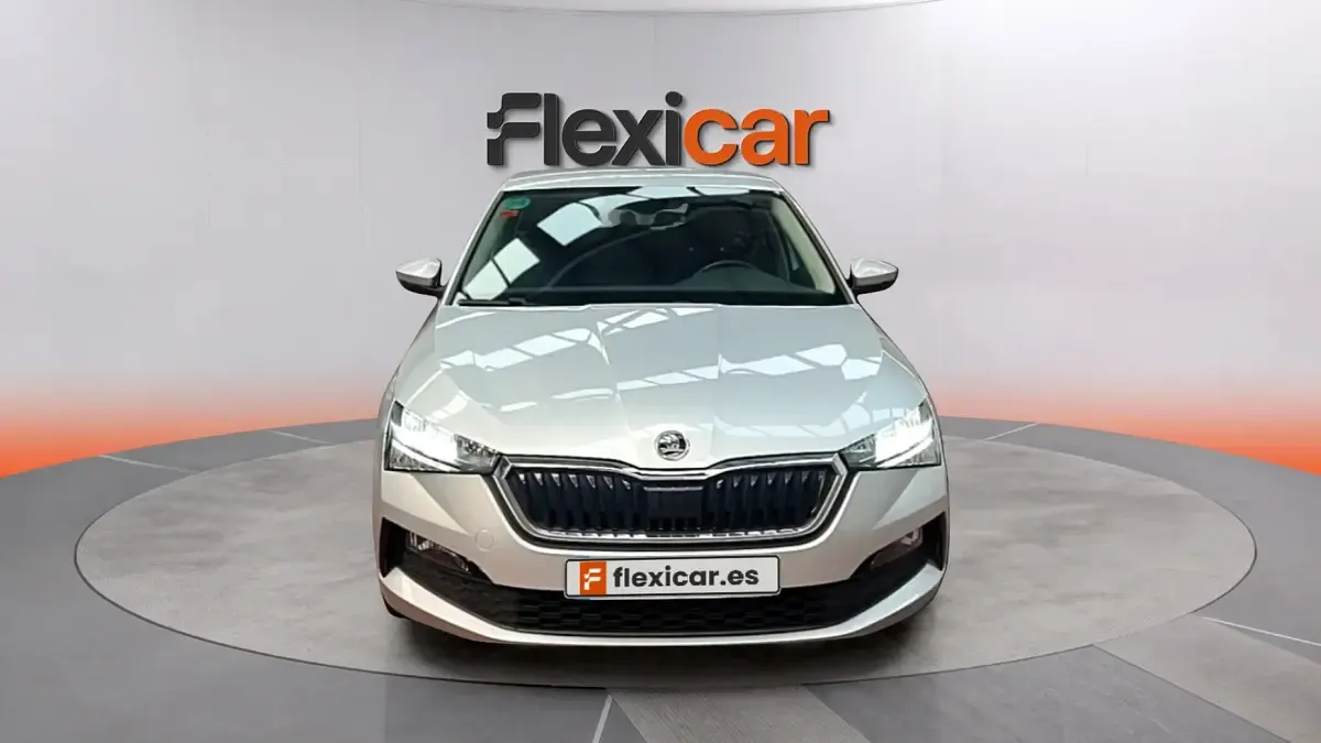 Usado Skoda Scala Active 95 CV (69 kW) 2021 Gris Utilitario