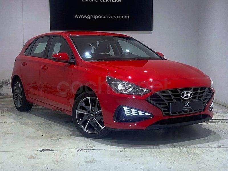 Usado Hyundai i30 110 CV (80 kW) 2022 Rojo Berlina
