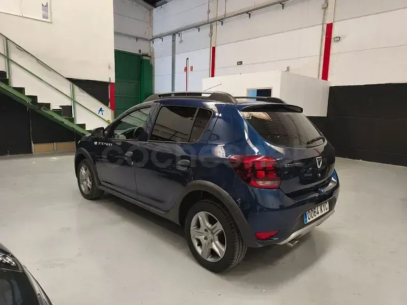 Usado Dacia Sandero Comfort 95 CV (69 kW) 2019 Azul Berlina