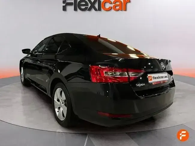 Usado Skoda Superb Style 190 CV (139 kW) 2018 Gris Berlina