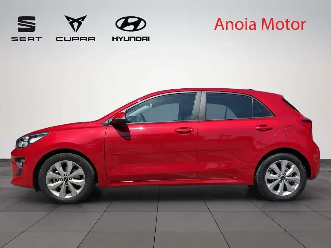 Usado Kia Rio 120 CV (88 kW) 2023 Rojo Utilitario
