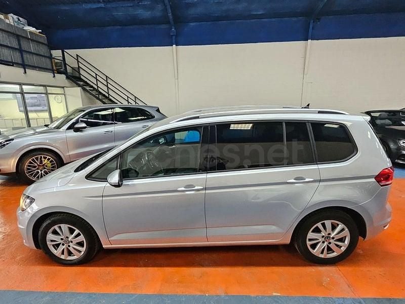 Usado VW Touran Business 122 CV (89 kW) 2021 Gris / plata Monovolumen