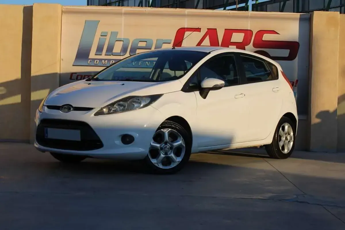 Usado Ford Fiesta Ghia 90 CV (66 kW) 2010 Blanco Utilitario