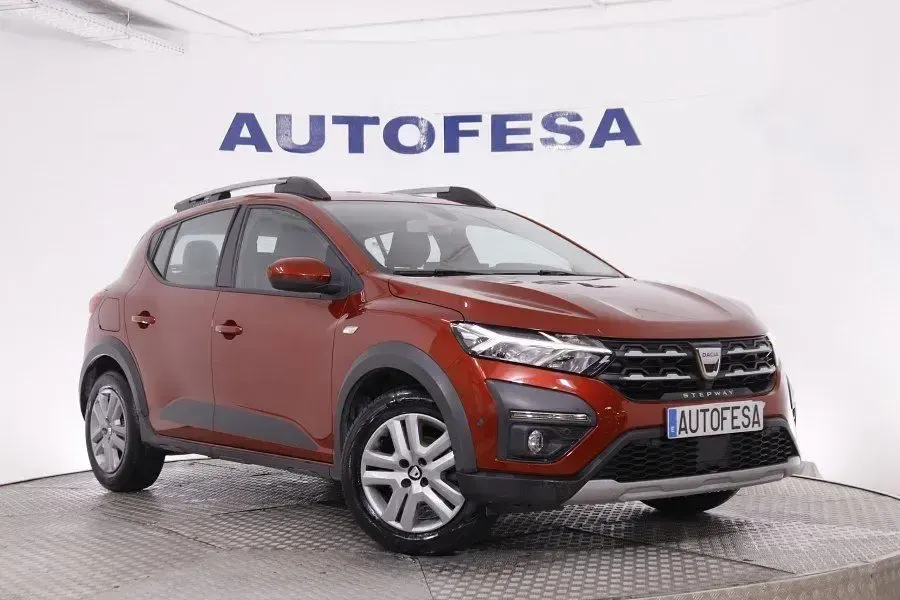 Usado Dacia Sandero Comfort 100 CV (73 kW) 2021 Granate