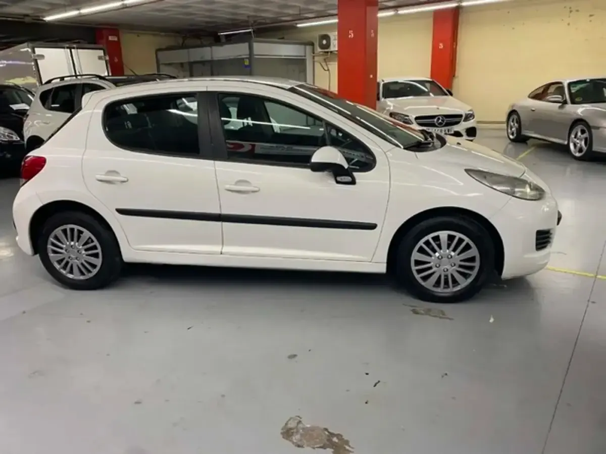 Usado Peugeot 207 90 CV (66 kW) 2010 Blanco Berlina