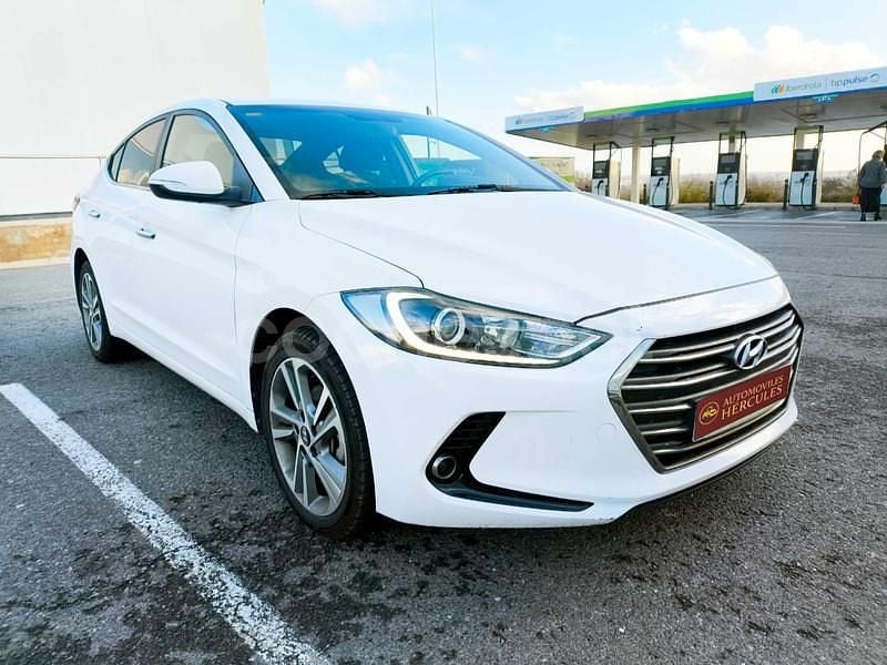 Usado Hyundai Elantra 136 CV (100 kW) 2018 Blanco Berlina