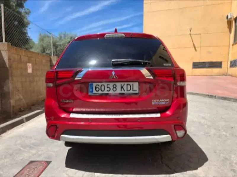 Usado Mitsubishi Outlander P-HEV 203 CV (149 kW) 2017 Rojo SUV