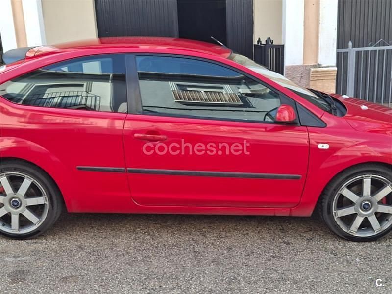 Usado Ford Focus Sport 145 CV (106 kW) 2005 Rojo Berlina