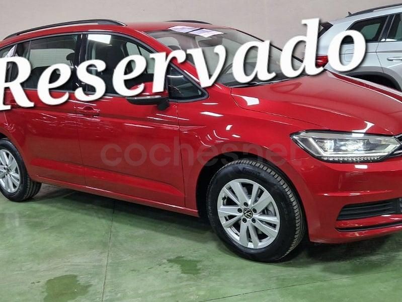 Usado VW Touran Advance 122 CV (89 kW) 2022 Granate Monovolumen