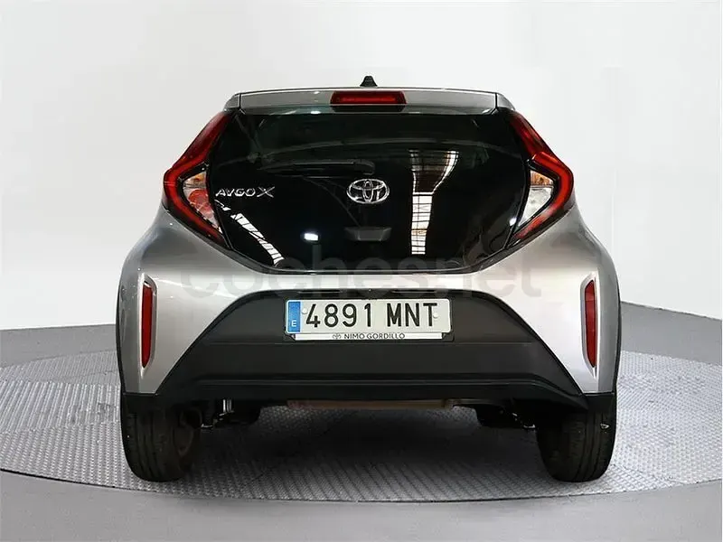 Usado Toyota Aygo X Play 72 CV (52 kW) 2024 Gris / plata SUV