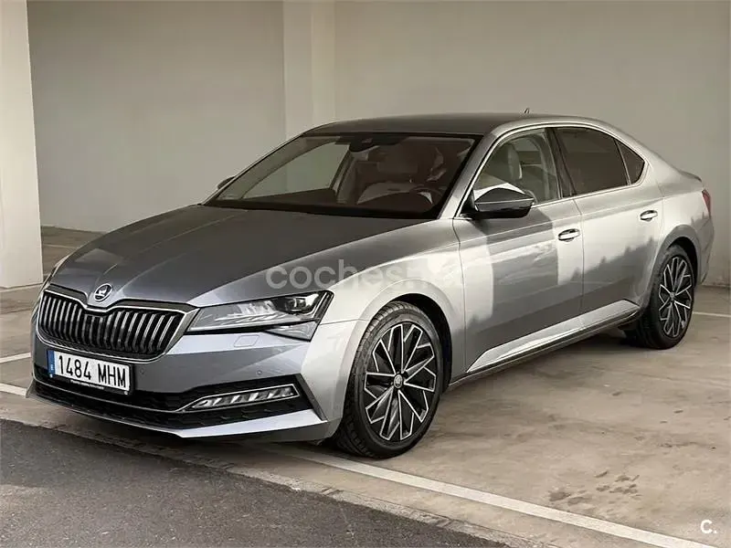 Usado Skoda Superb 190 CV (139 kW) 2019 Gris / plata Berlina