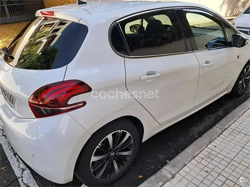 Usado Peugeot 208 Signature Sky 82 CV (60 kW) 2019 Blanco Utilitario