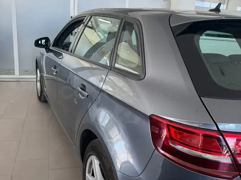 Usado Audi A3 116 CV (85 kW) 2019 Gris / plata Berlina