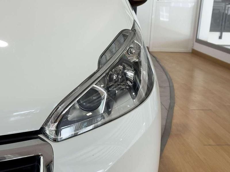 Usado Peugeot 208 Allure 102 CV (75 kW) 2019 Blanco Utilitario