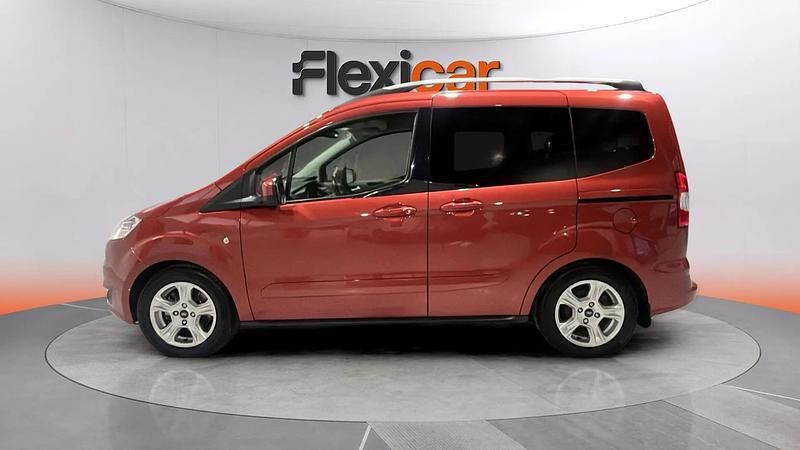 Usado Ford Tourneo Courier Titanium 102 CV (75 kW) 2016 Granate Monovolumen