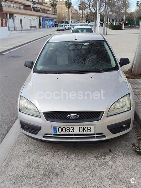 Usado Ford Focus Trend 100 CV (73 kW) 2005 Gris / plata Berlina