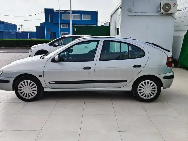 Usado Renault Mégane II Expression 115 CV (84 kW) 2002 Gris / plata Berlina