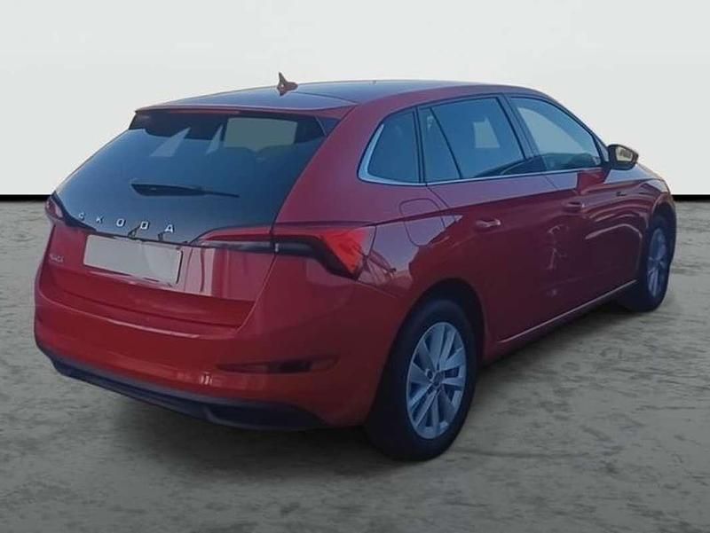Usado Skoda Scala Ambition 116 CV (85 kW) 2023 Rojo Utilitario