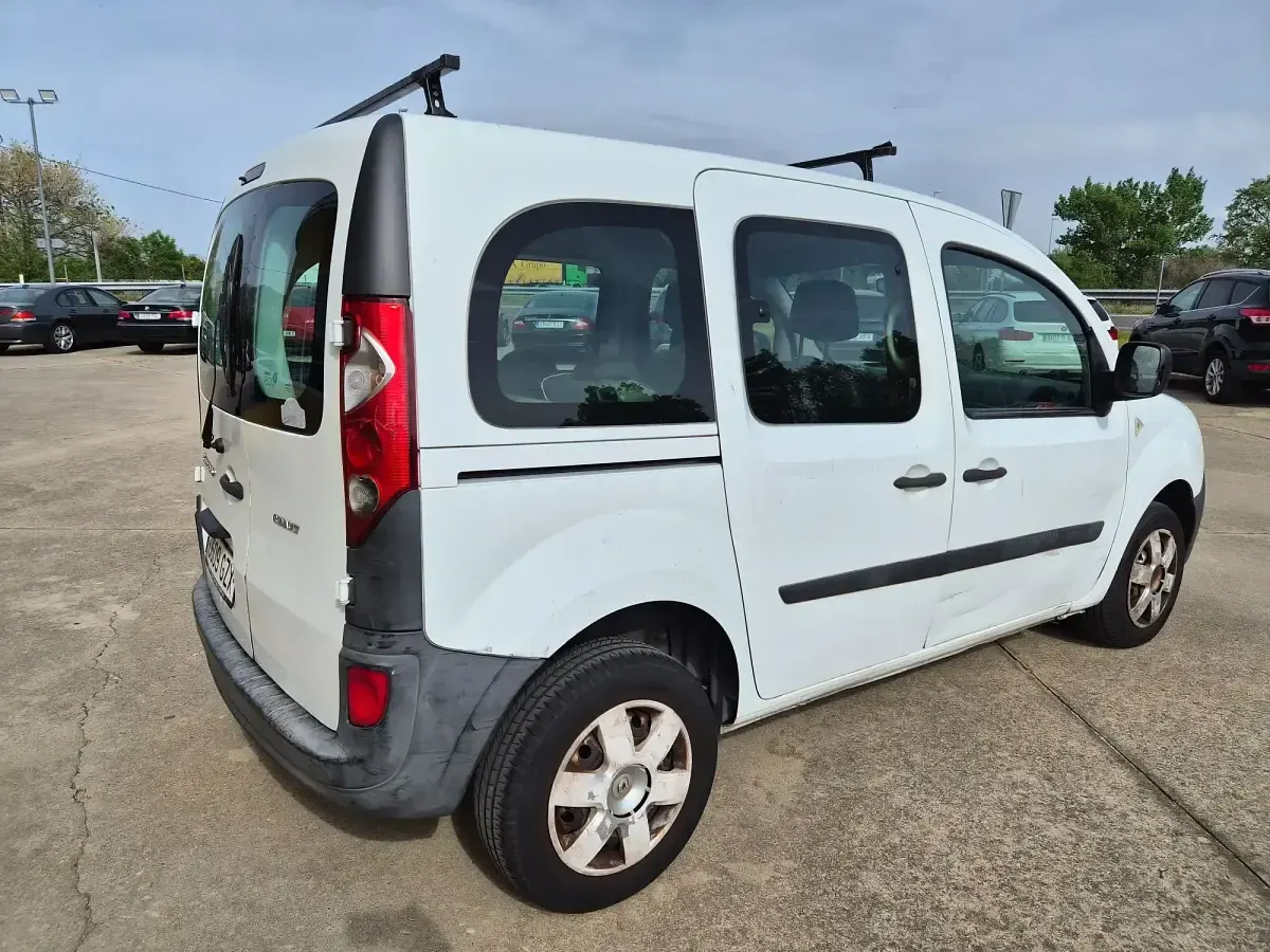 Usado Renault Kangoo Expression 86 CV (63 kW) 2010 Blanco Familiar