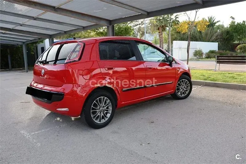 Usado Fiat Punto Evo Life 75 CV (55 kW) 2011 Rojo Utilitario