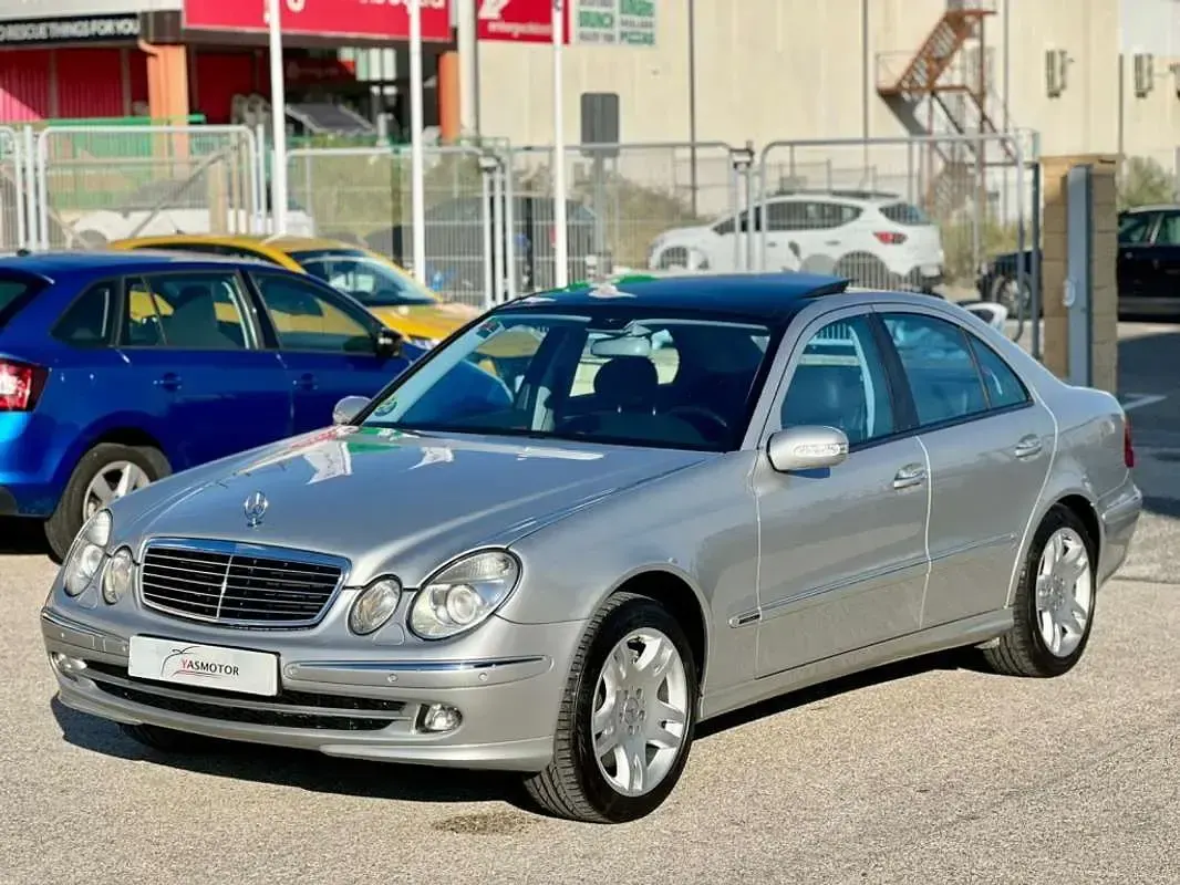 Usado Mercedes E500 Avantgarde 306 CV (225 kW) 2005 Plateado Berlina