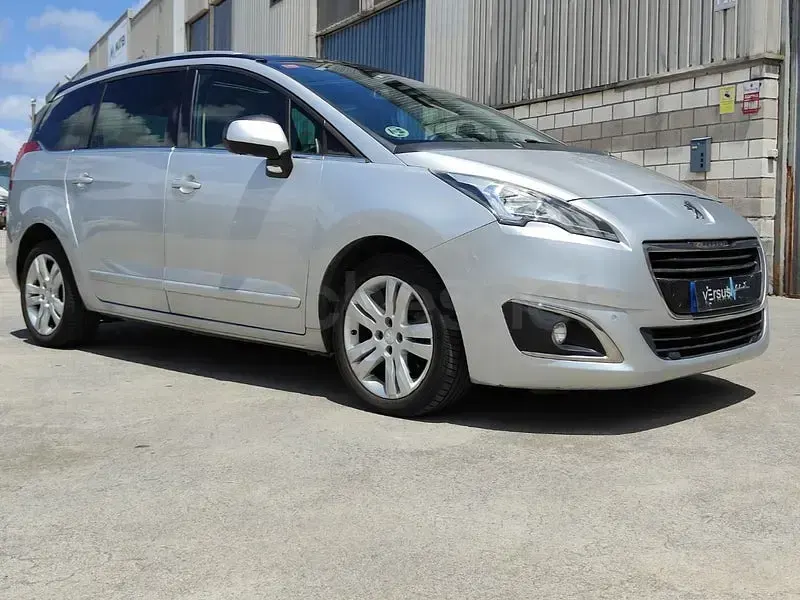 Usado Peugeot 5008 Allure 150 CV (110 kW) 2014 Gris / plata Monovolumen