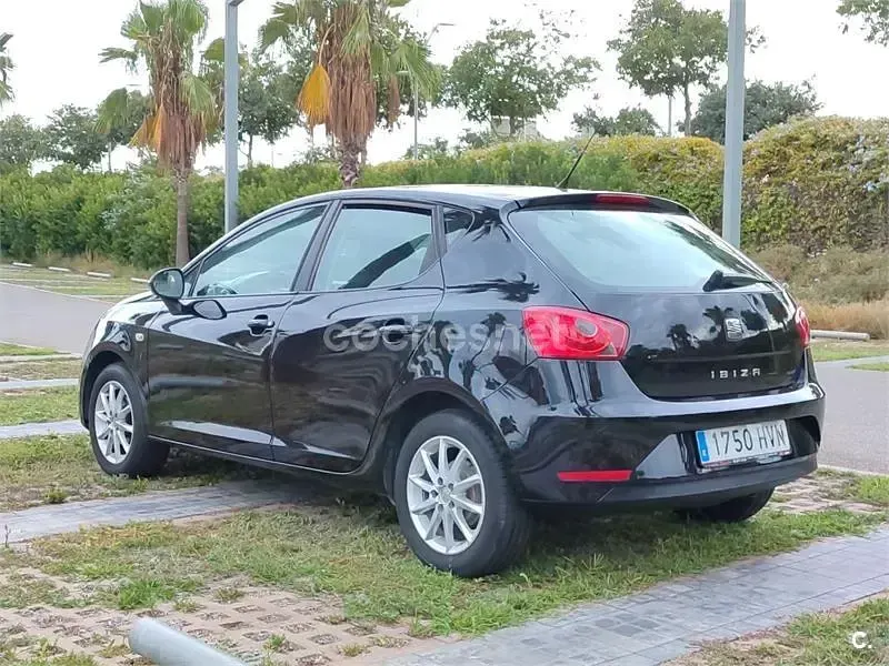 Usado Seat Ibiza Reference 70 CV (51 kW) 2014 Negro Berlina