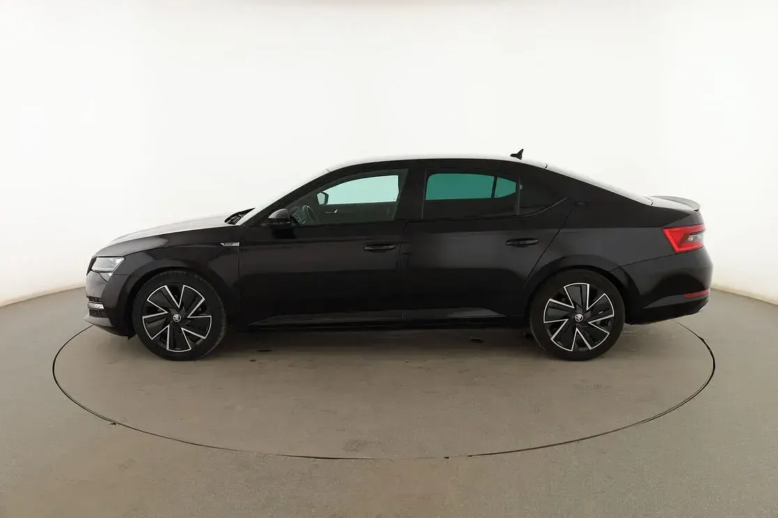 Usado Skoda Superb SportLine 190 CV (139 kW) 2023 Negro Berlina