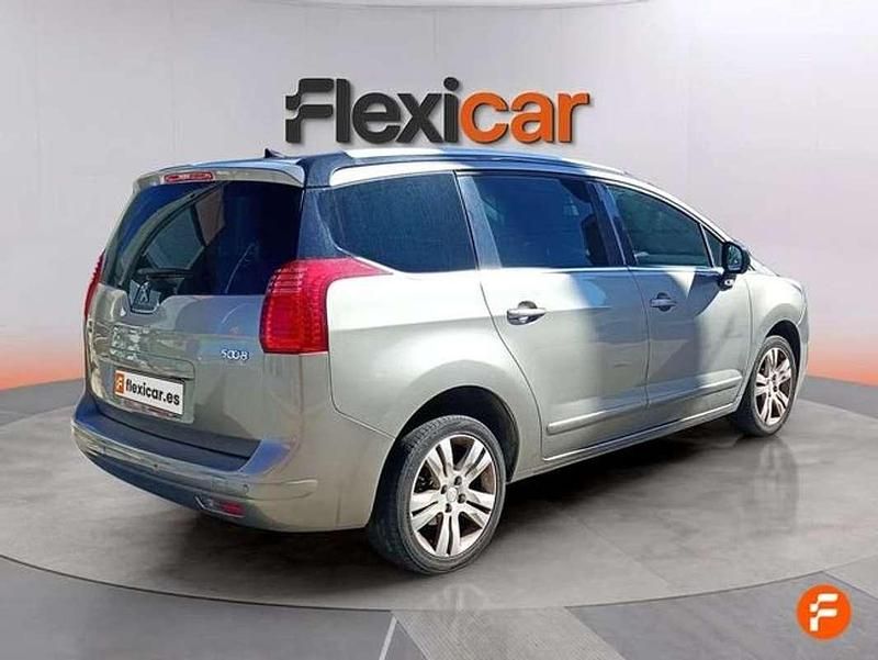 Usado Peugeot 5008 Allure 120 CV (88 kW) 2016 Marrón Monovolumen