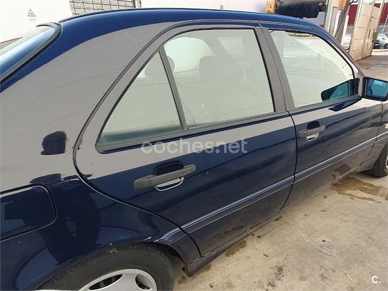 Usado Mercedes C180 Classic 122 CV (89 kW) 1999 Azul Berlina