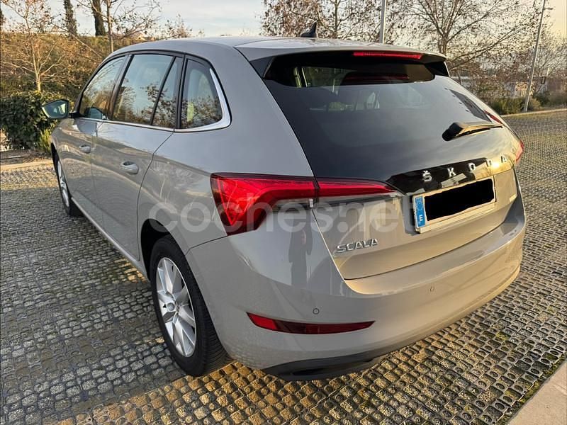 Usado Skoda Scala Ambition 115 CV (84 kW) 2019 Gris / plata Utilitario