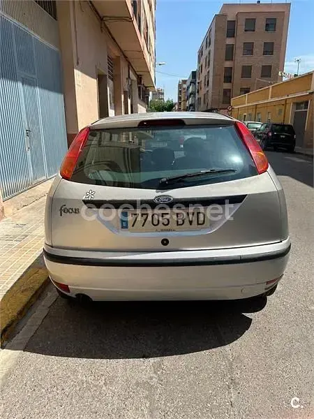 Usado Ford Focus Trend 100 CV (73 kW) 2002 Gris / plata Berlina