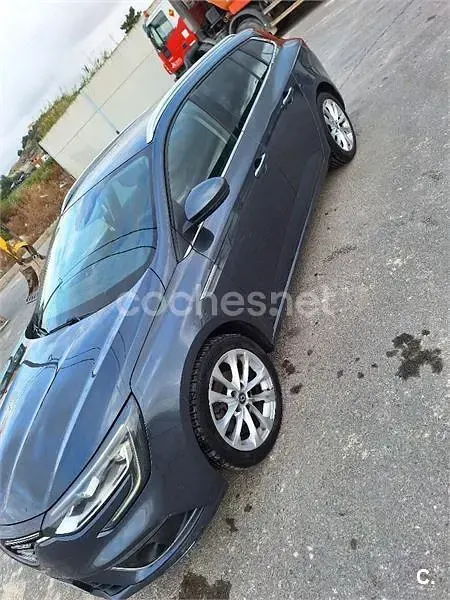 Usado Renault Mégane GrandTour Zen 110 CV (80 kW) 2017 Gris / plata Familiar