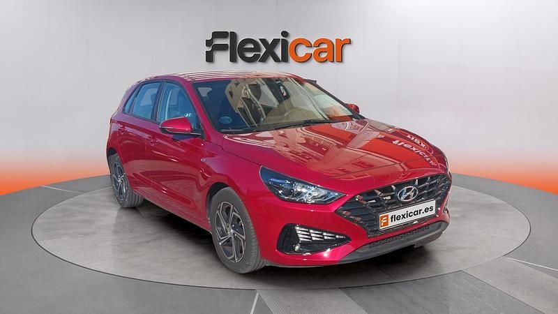 Usado Hyundai i30 120 CV (88 kW) 2022 Rojo Berlina