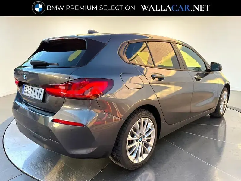 Usado BMW 118 Comfort Edition 136 CV (100 kW) 2021 Gris / plata Utilitario