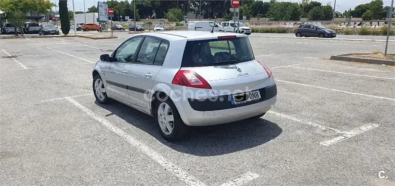 Usado Renault Mégane Authentique 98 CV (72 kW) 2005 Gris / plata Berlina