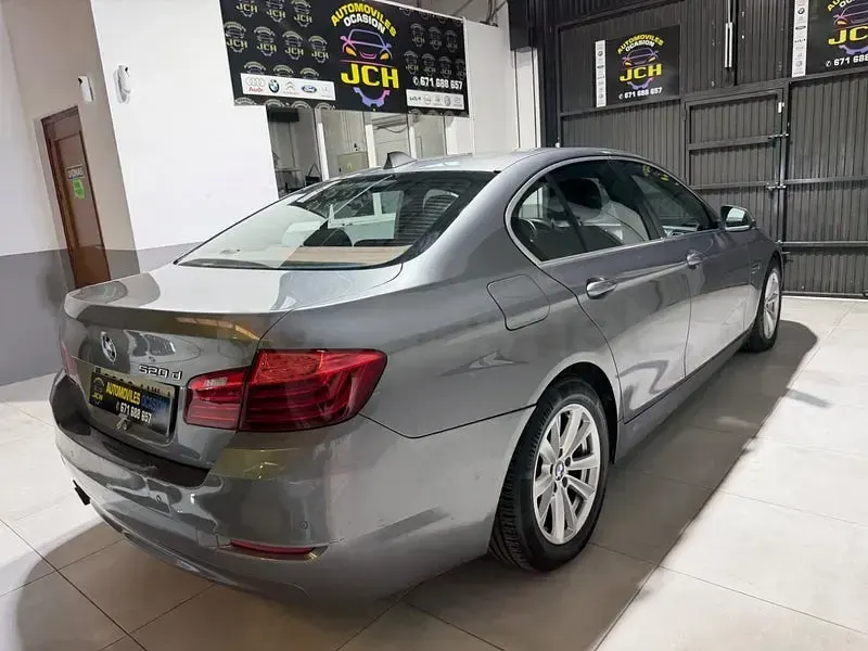 Usado BMW 520 Comfort Edition 190 CV (139 kW) 2014 Gris / plata Berlina