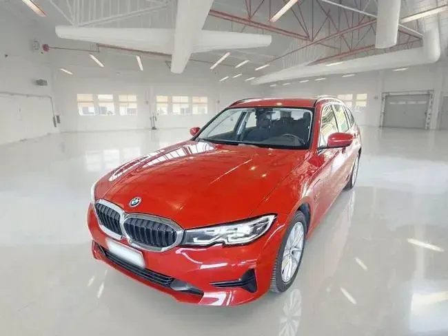 Käytetty BMW 330e 292 HP (214 kW) 2021 Punainen Farmari