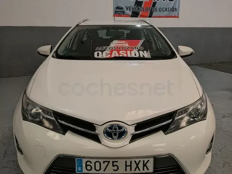 Usado Toyota Auris Hybrid Active 136 CV (100 kW) 2014 Blanco Familiar