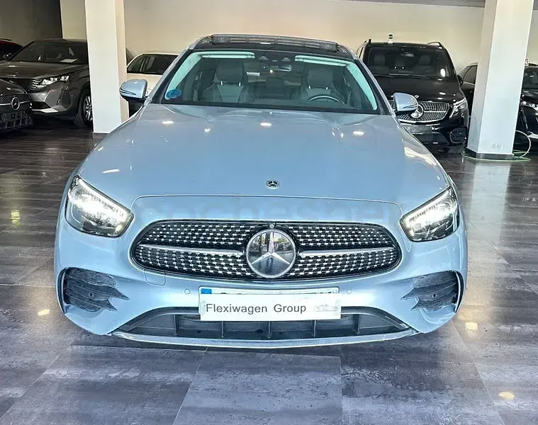 Usado Mercedes E300 320 CV (235 kW) 2023 Gris / plata Familiar