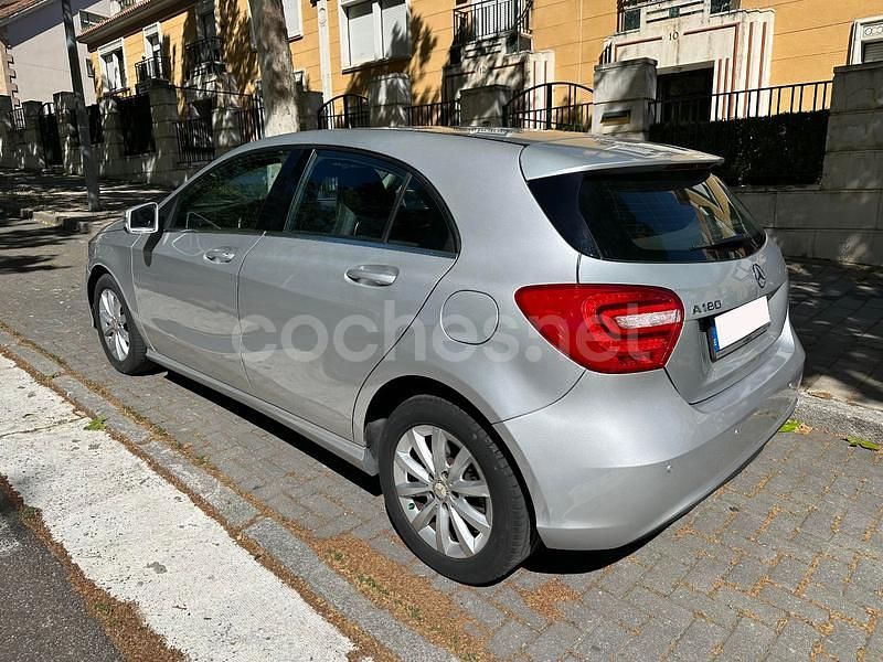 Usado Mercedes A180 Urban 109 CV (80 kW) 2013 Gris / plata Berlina