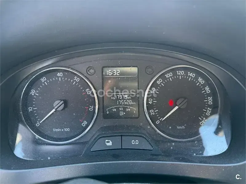 Usado Skoda Rapid Active 105 CV (77 kW) 2014 Gris / plata Utilitario