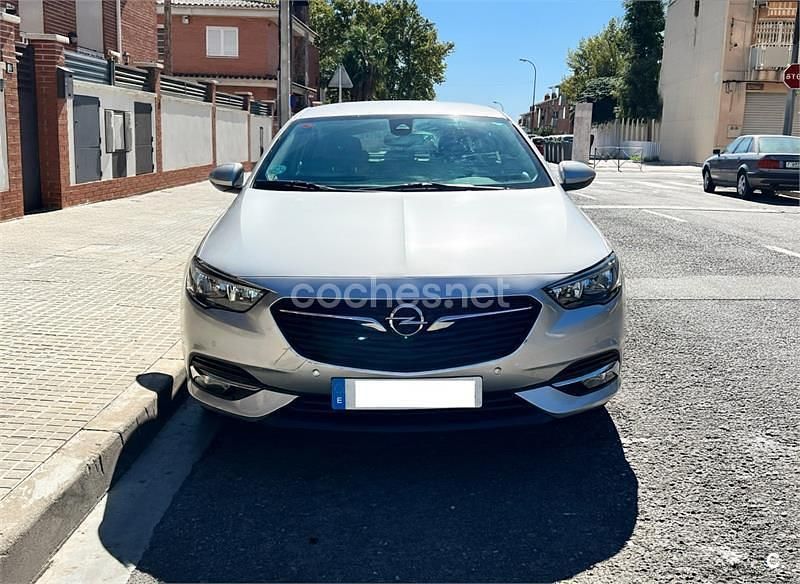 Gris / plata Usado 2018 Opel Insignia Business Berlina | 11.000 € - Imagen 1/4
