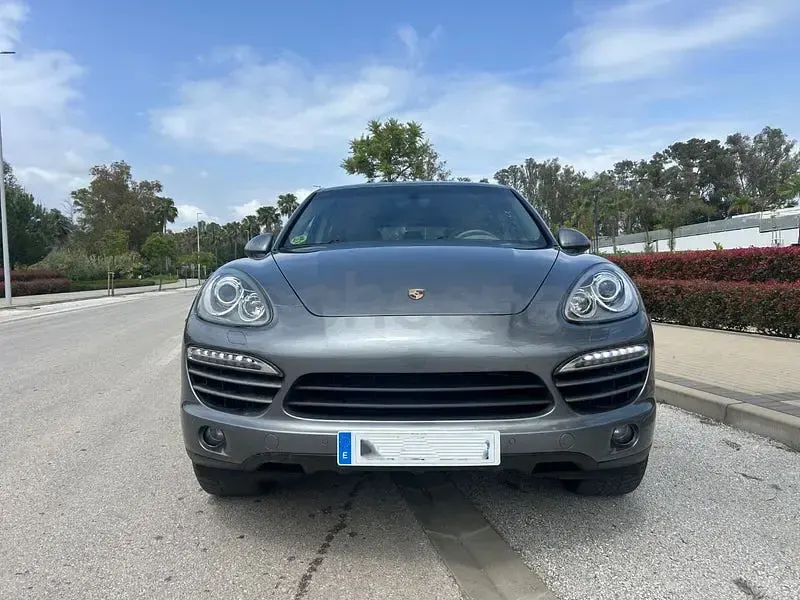 Käytetty Porsche Cayenne 245 HP (180 kW) 2012 Harmaa Katumaasturi