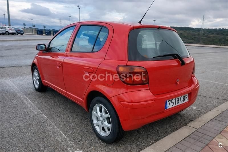 Usado Toyota Yaris Sol 87 CV (63 kW) 2004 Rojo Berlina